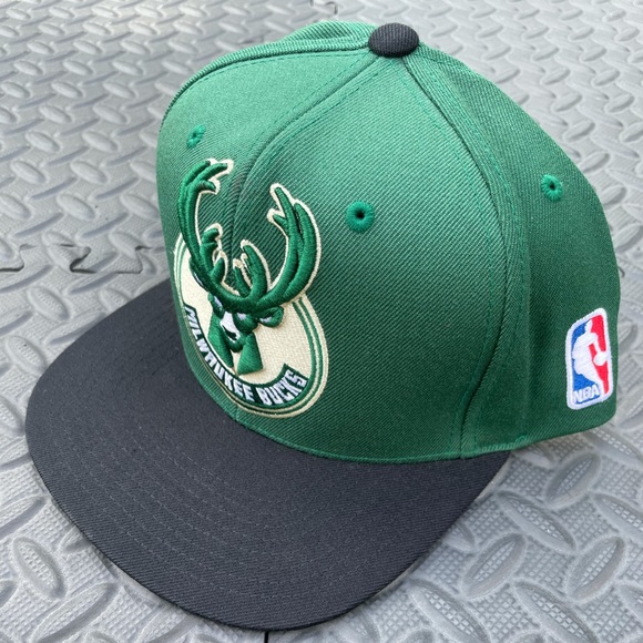 Milwaukee Bucks Mitchell and Ness Snapback Green - Picture 2 of 3